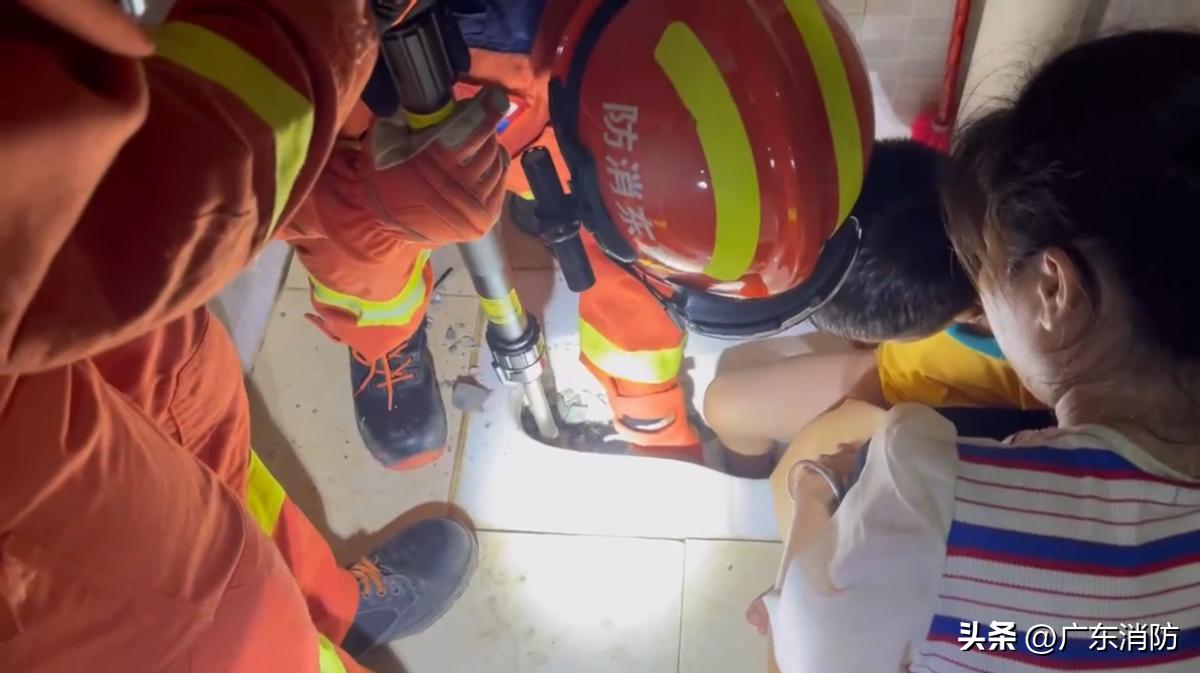 三岁男童脚被电梯咬住,小学生脚被咬