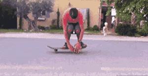 小哥也太菜了，不但没打中一个，还摔倒了，而且这不是足球