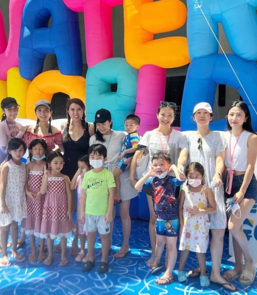 好嗨！香港瑜伽女神与闺蜜夜蒲狂欢，贴身连衣裙秀凹凸有致好身材