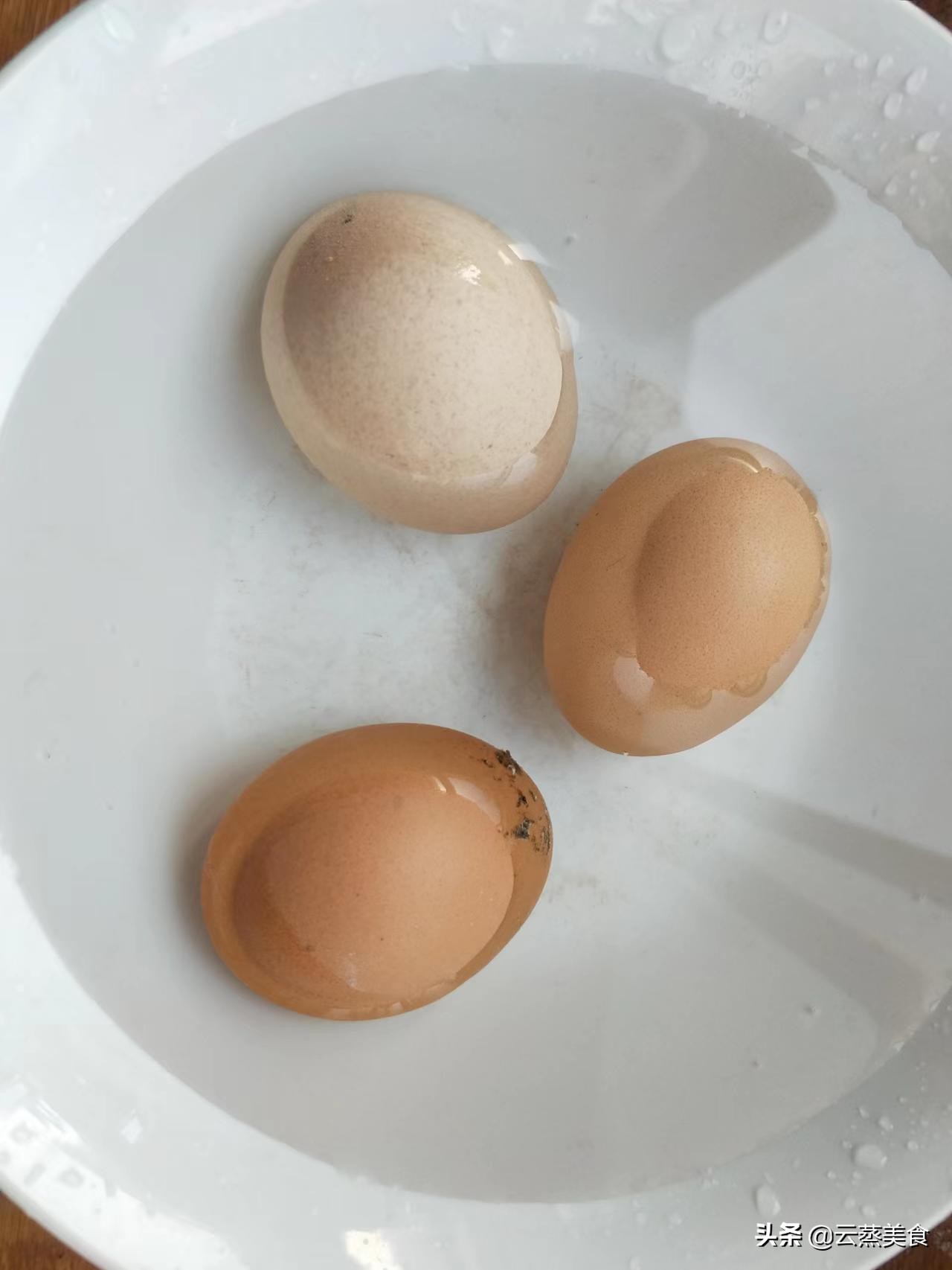 腌鸡蛋，直接放盐就错了，多加两步，腌出的鸡蛋个个起沙流油