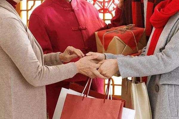 过节送礼给长辈的话术怎么说,年轻人送礼送酒的话术怎么说