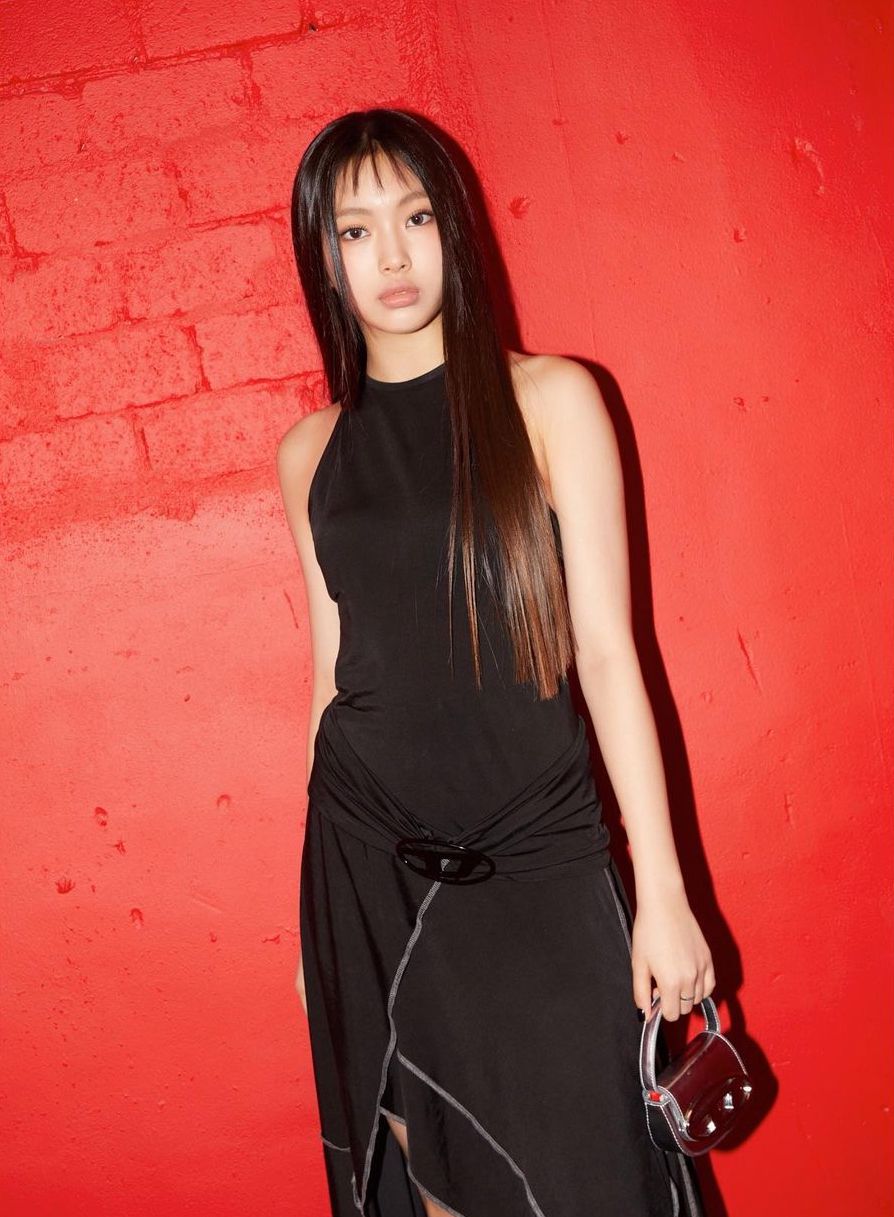 把头发都弄乱了,把头发稍微弄卷一点