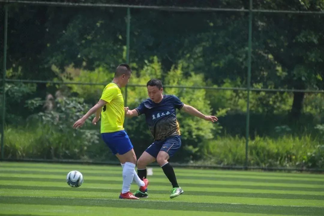 驰骋绿茵足够精彩三年级手抄报,驰骋绿茵无悔青春