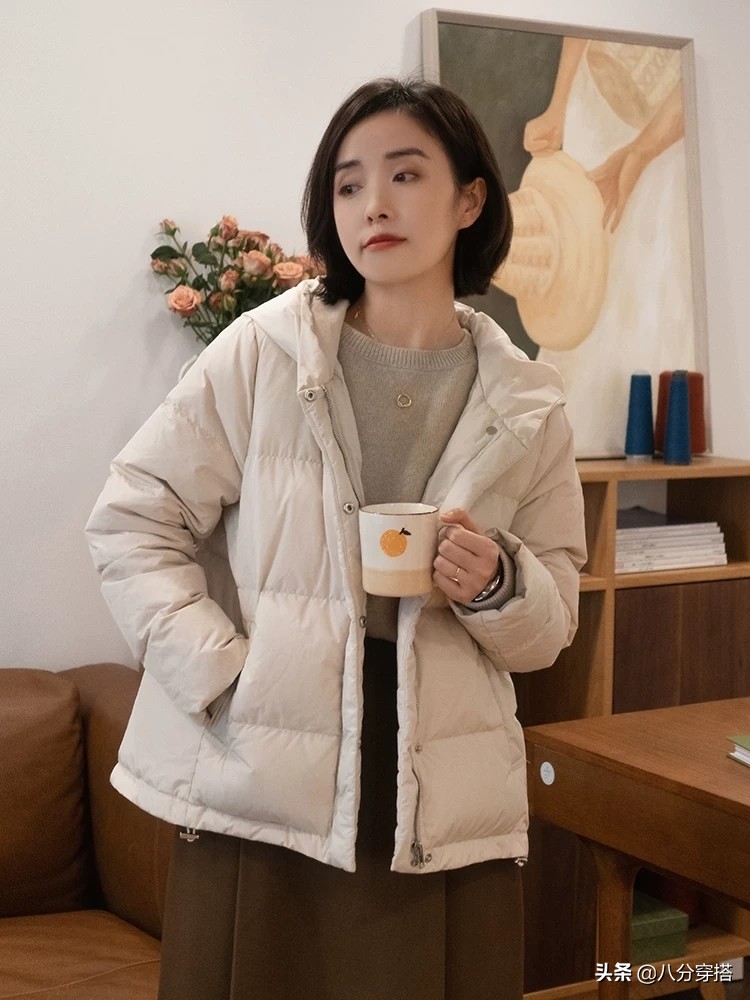 小个子短款羽绒服配什么裤子好看,小个子白色短款羽绒服