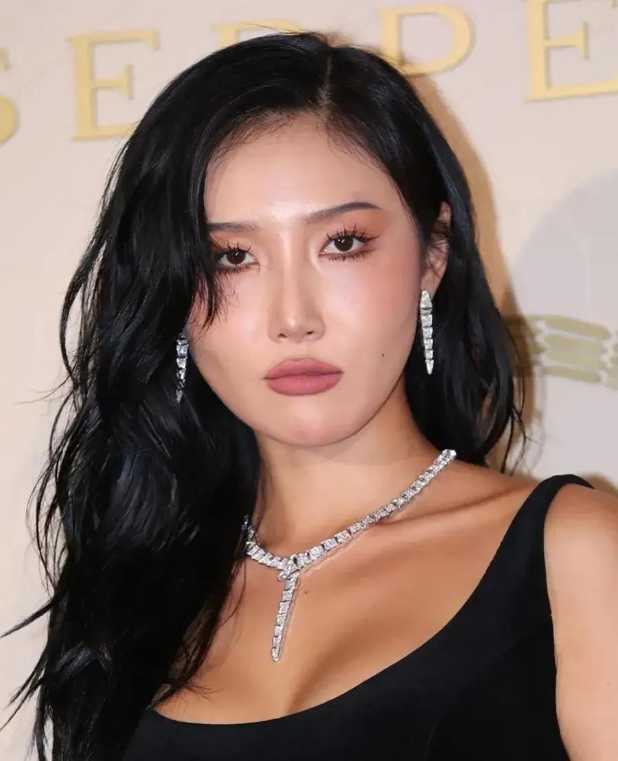 曝华莎学校演出涉嫌犯罪，舔手指摸*体下**动作不雅，学生家长已举报