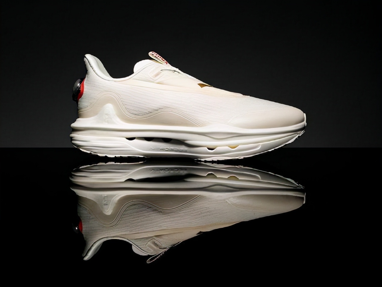 谷爱凌同款跑鞋太帅了，镂空跑鞋科技感强，安踏设计赶超李宁？