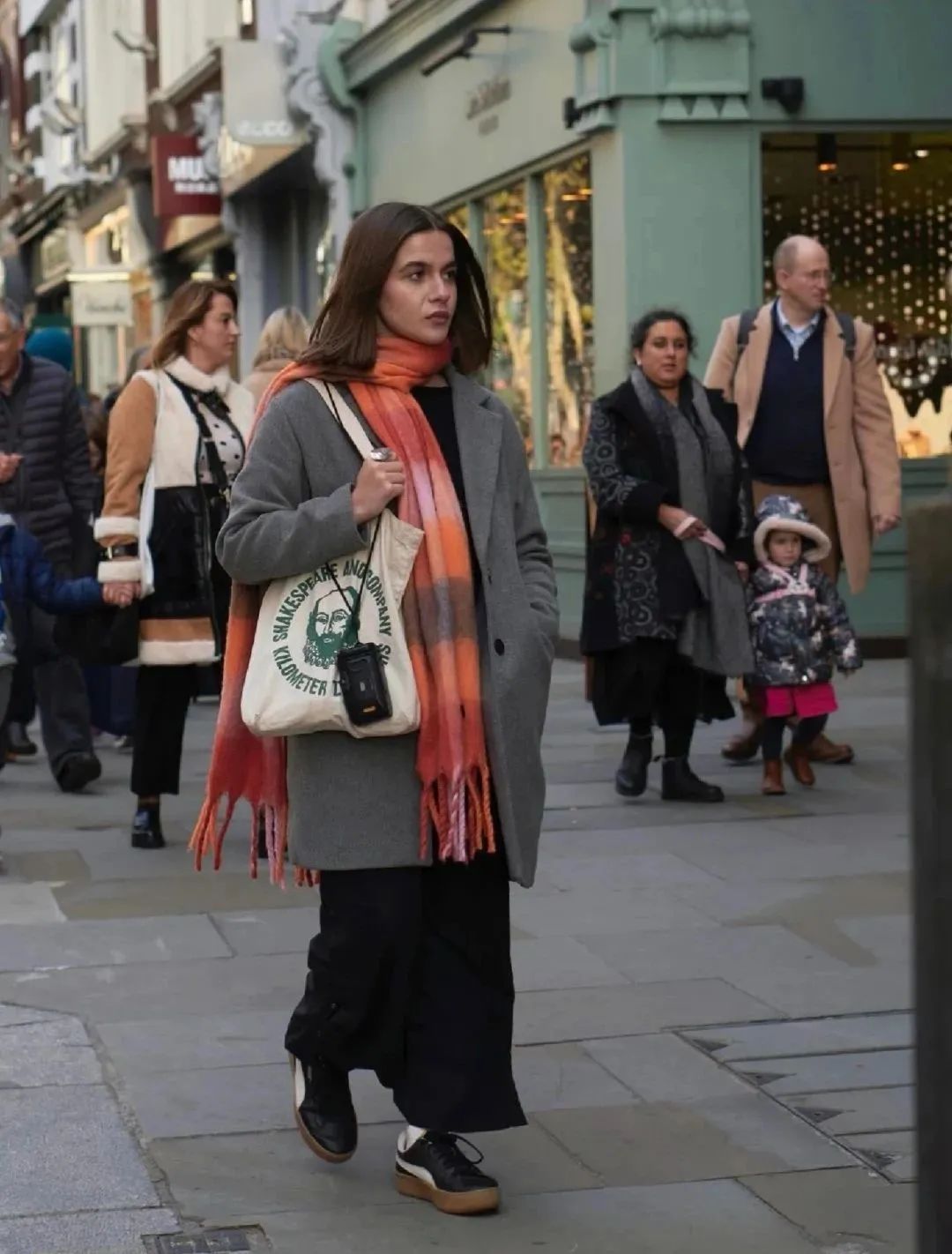 “穿越”到欧洲街头，我发现时髦的普通人们其实在穿这三双鞋子！