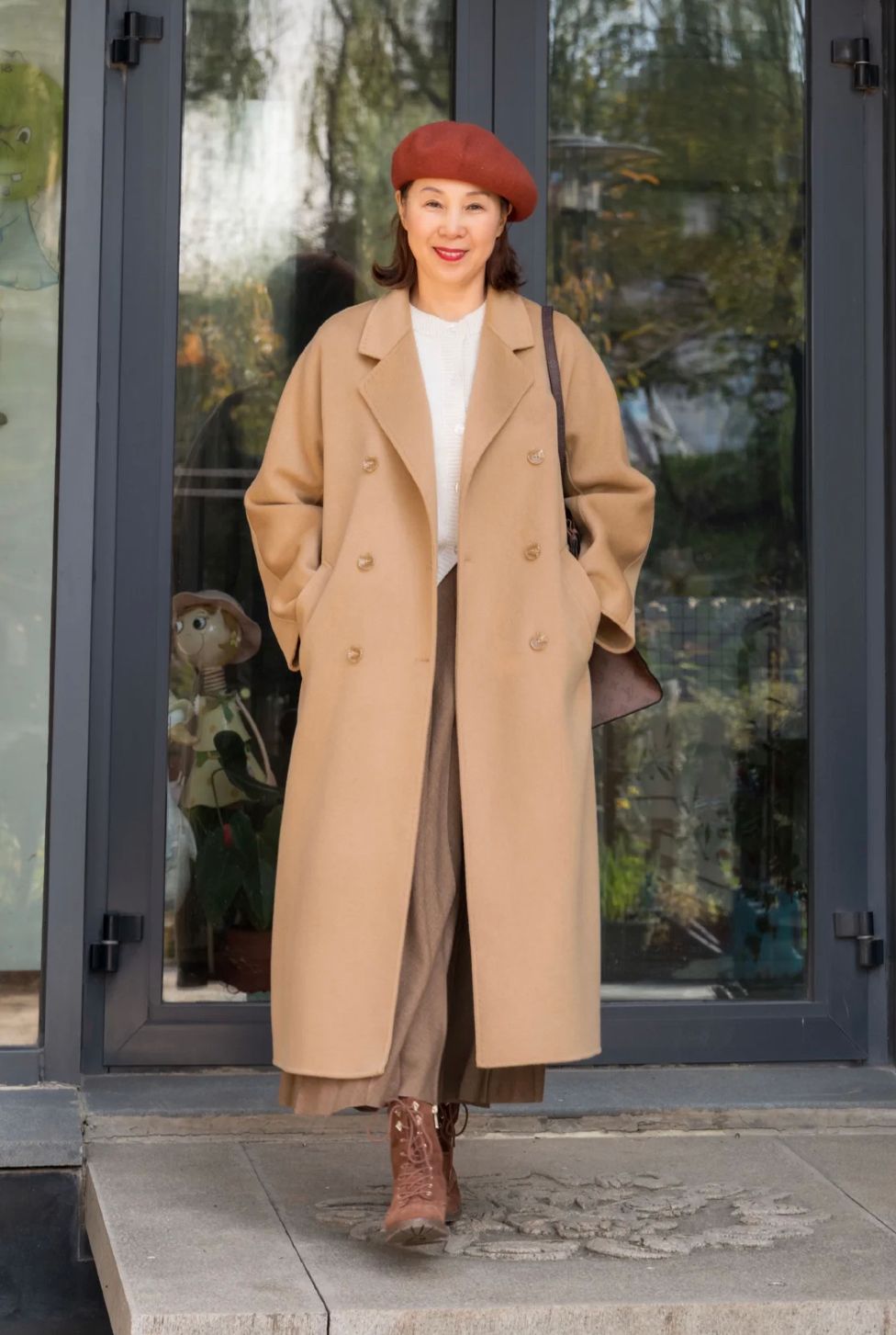 35岁穿有条纹的驼色大衣穿搭,驼色大衣的高级穿搭