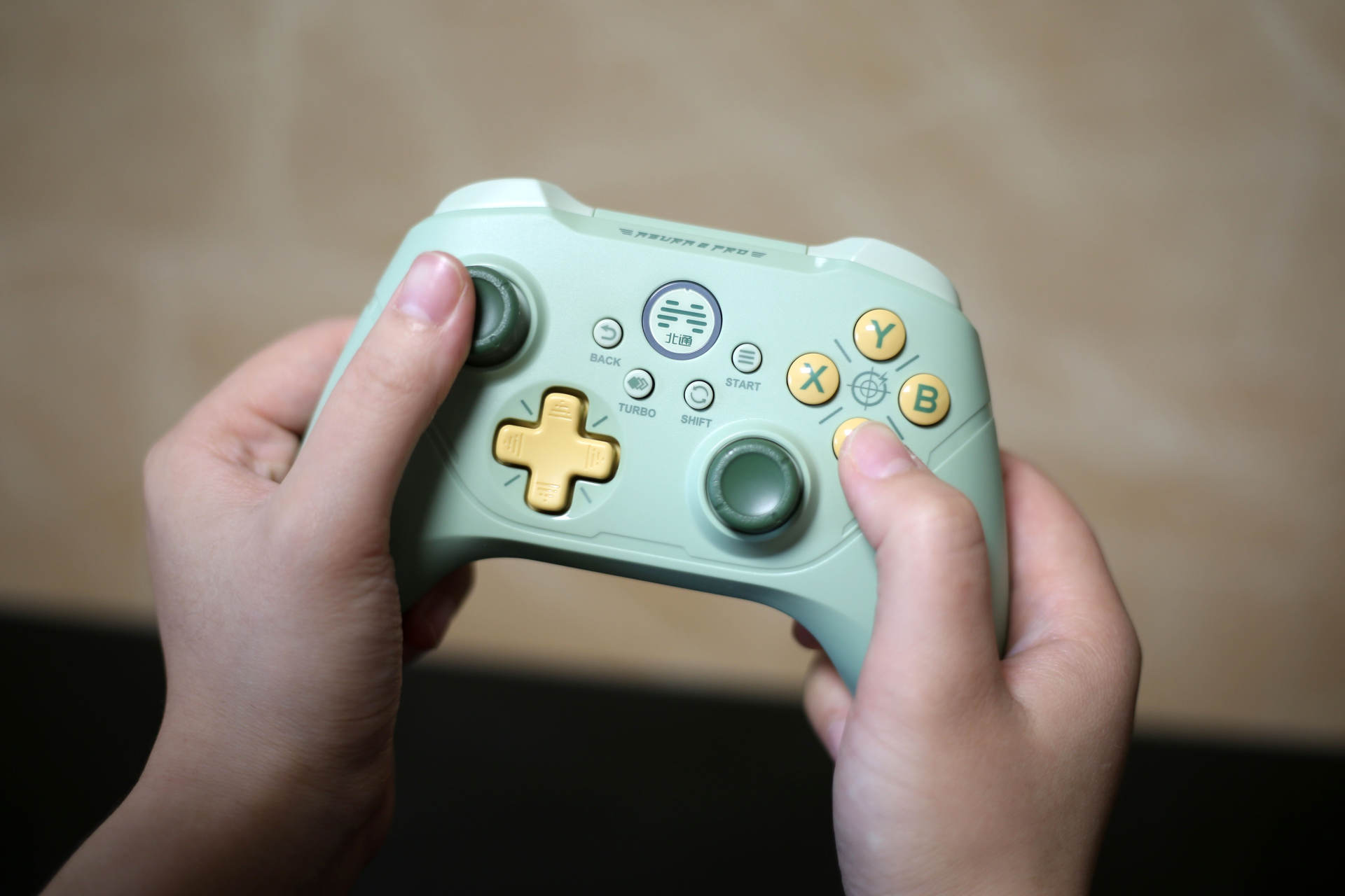 给游戏手柄换霍尔摇杆,可调节灵敏度的北通游戏手柄