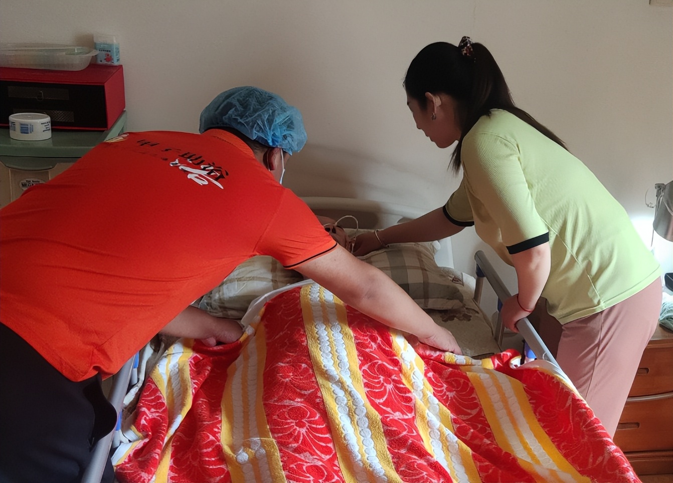 女人免费给老人做保姆,陕南女孩免费帮老人