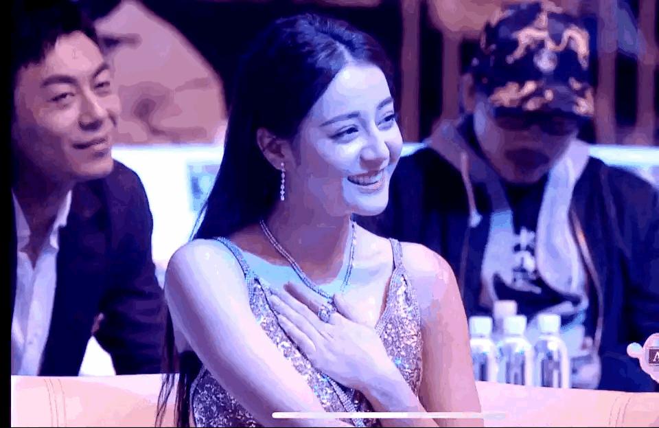 迪丽热巴穿深v抹胸礼服,迪丽热巴穿深v礼服被拍照