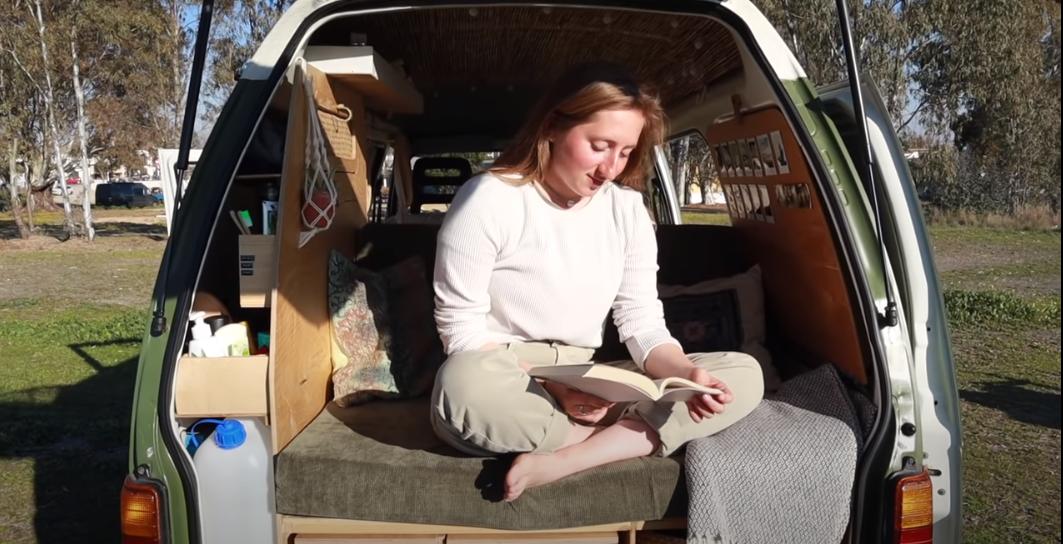 房车里的蜗居生活,国外夫妻房车生活