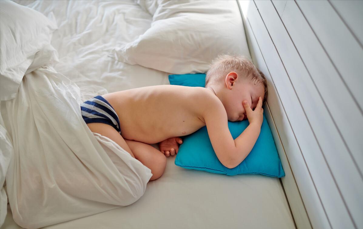 儿童应该睡枕头还是不睡枕头,从小睡枕头与从不睡枕头的娃