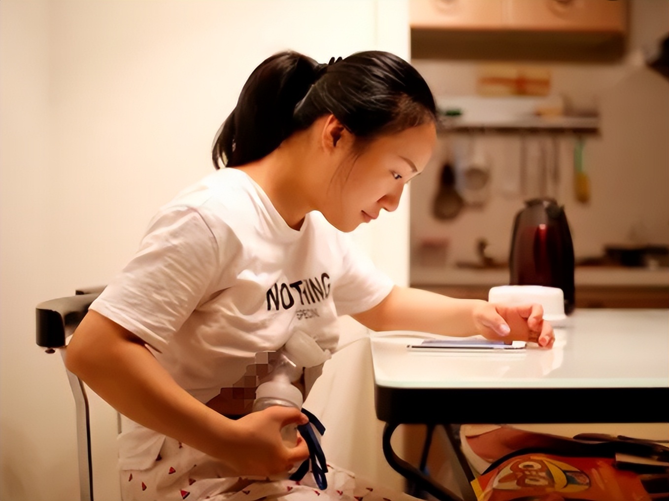 用奶瓶装母乳宝宝还是不吃怎么办,奶瓶喂母乳和亲喂有什么区别