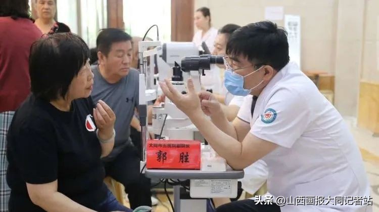 五医院医务人员,医务人员进社区义诊为居民服务