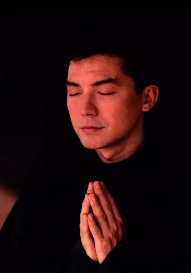 “亚洲*男美**”尊龙：无父无母，无儿无女，71岁孑然一身，一生孤独