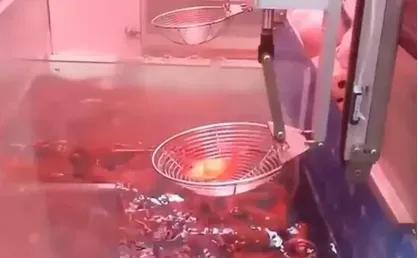 广州“活体娃娃机”曝光,广东惊现活体娃娃机