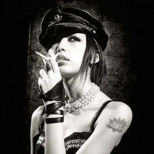 “偏执歌后”中岛美嘉：凭一首歌拉低日本自杀率，失聪仍坚持歌唱