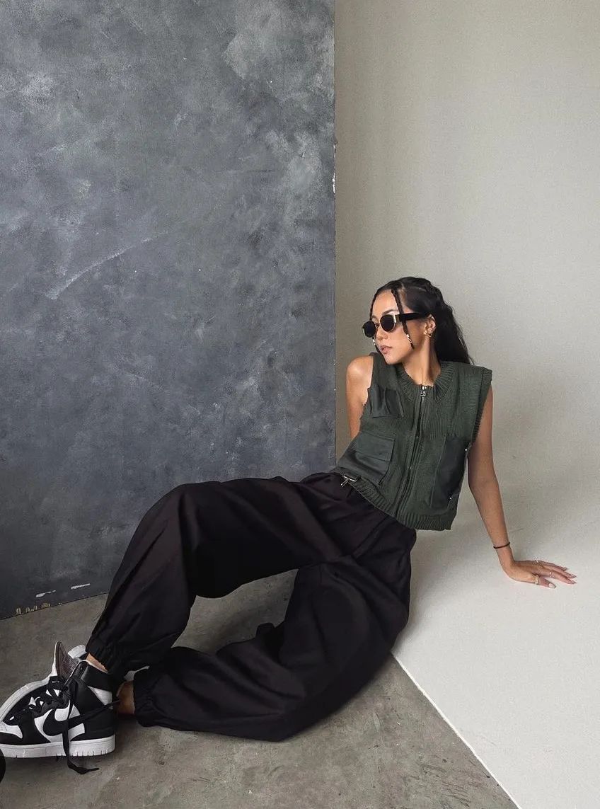 秋日马甲穿搭的n种,春天咖色格子针织马甲怎么搭配