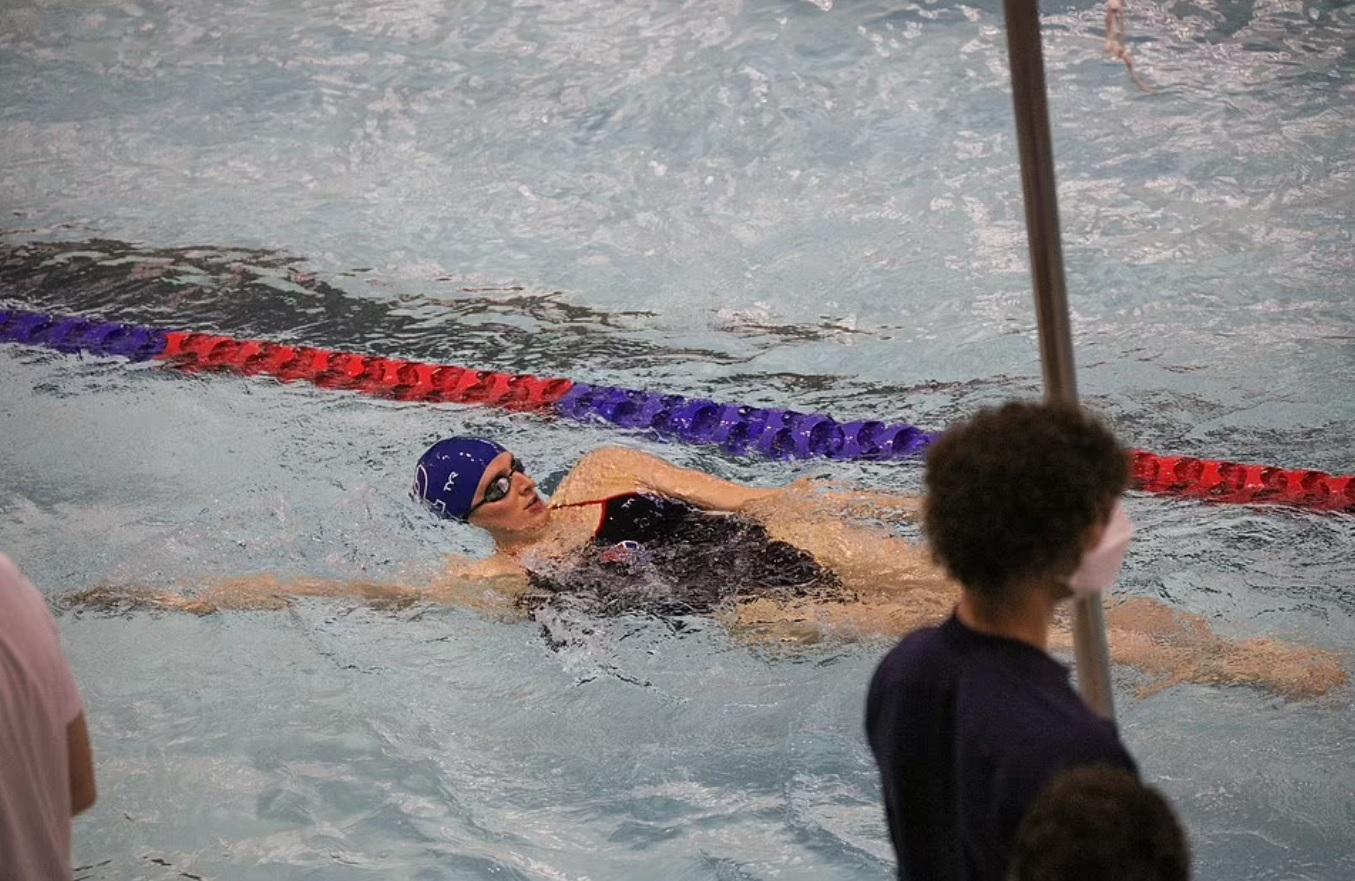 称霸女子游坛的男跨女运动员被女跨男运动员打败!美国人凌乱了