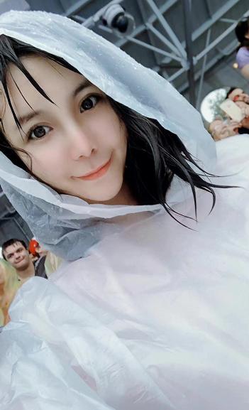 12年过去了，“宁坐宝马哭，不坐单车笑”的女孩，嫁入豪门了吗？