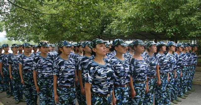 “内衣露出来了，”女大学生抱怨军装单薄透明，学校回应不悦