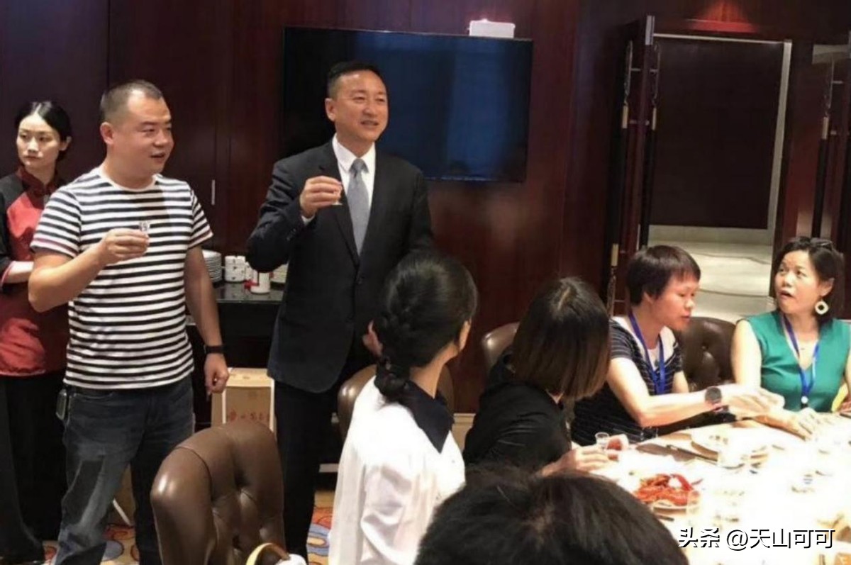 酒桌上老板让你去买烟是什么意思,酒桌上朋友叫你出去买烟怎么办