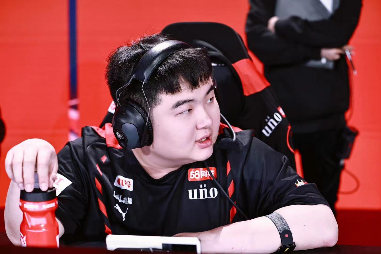 钟意与菲菲,钟意加入ag狼队