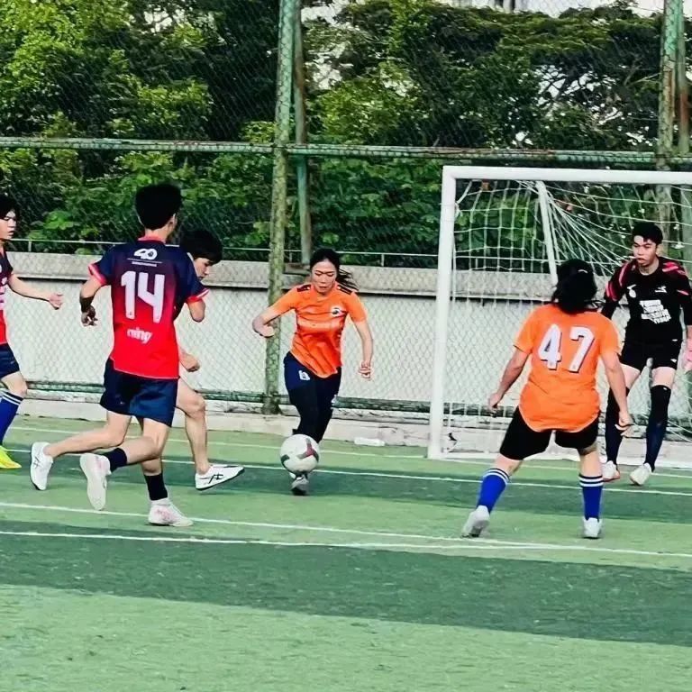 踢足球的学长,踢足球印象深刻的同学