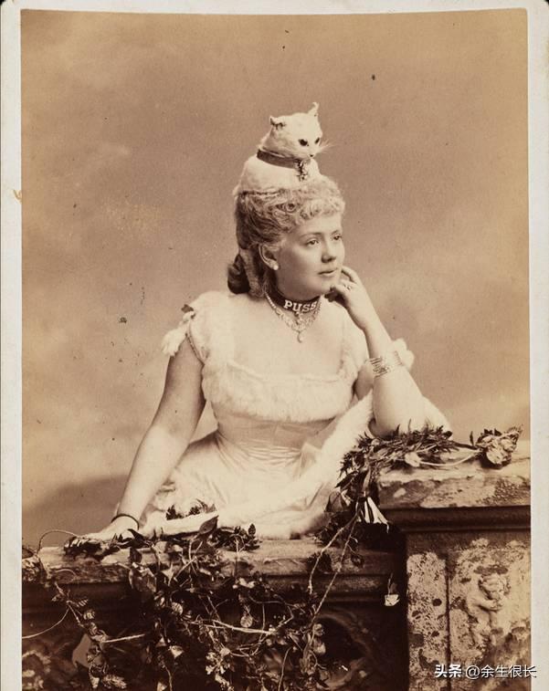 高清老照片：旗人格格大腿岔开豪放洗衣，地主三妻四妾不输女明星