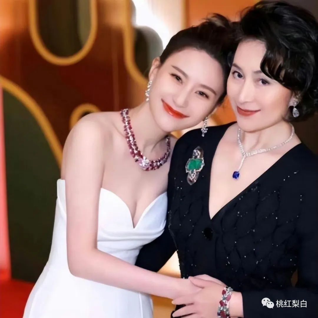 都炫耀起鸽子蛋了，她还是嫁了个假豪门？