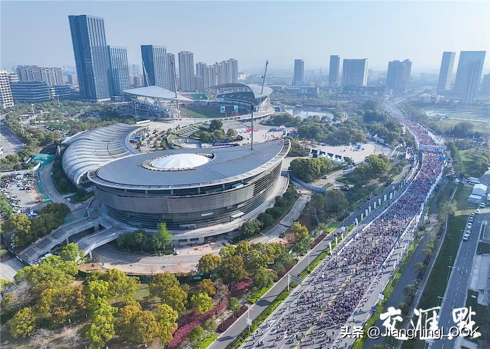 南京江宁大学城半程马拉松第一名,江宁大学城马拉松比赛照片