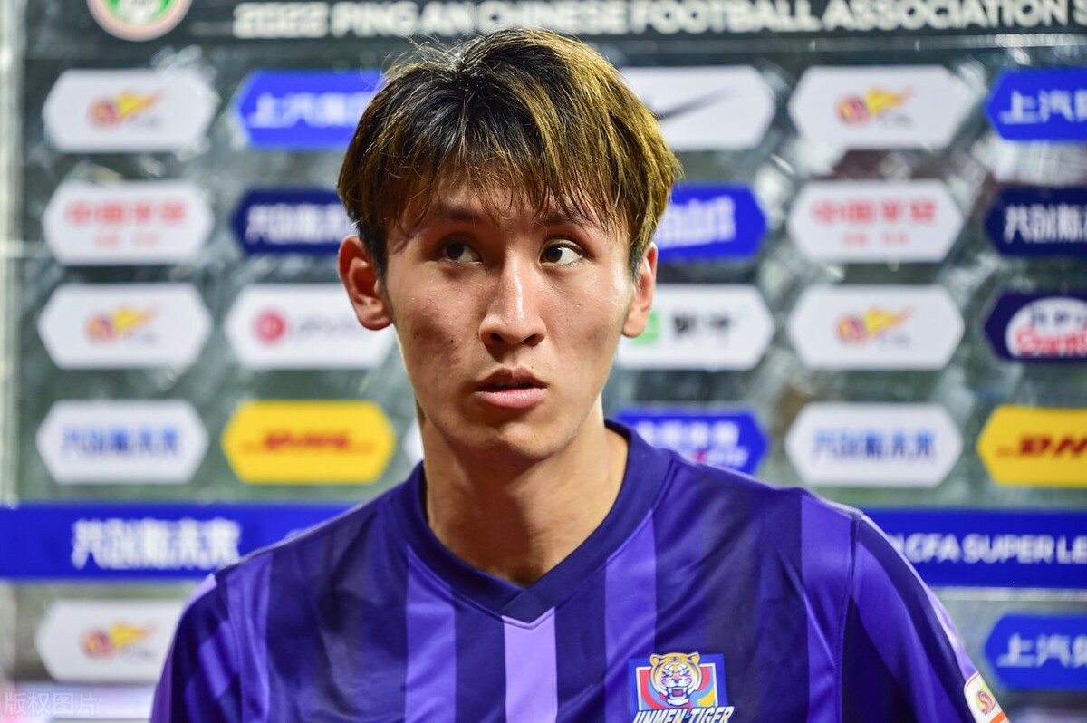 保级队首胜重大改判，无视VAR介入提醒，中超昏哨纵容国脚逃红牌