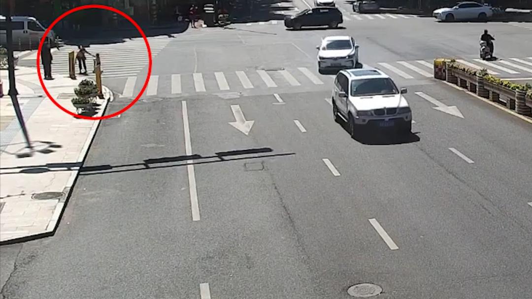 萌娃在家暖心监控一幕视频,两岁半萌娃对着监控不停地喊妈妈