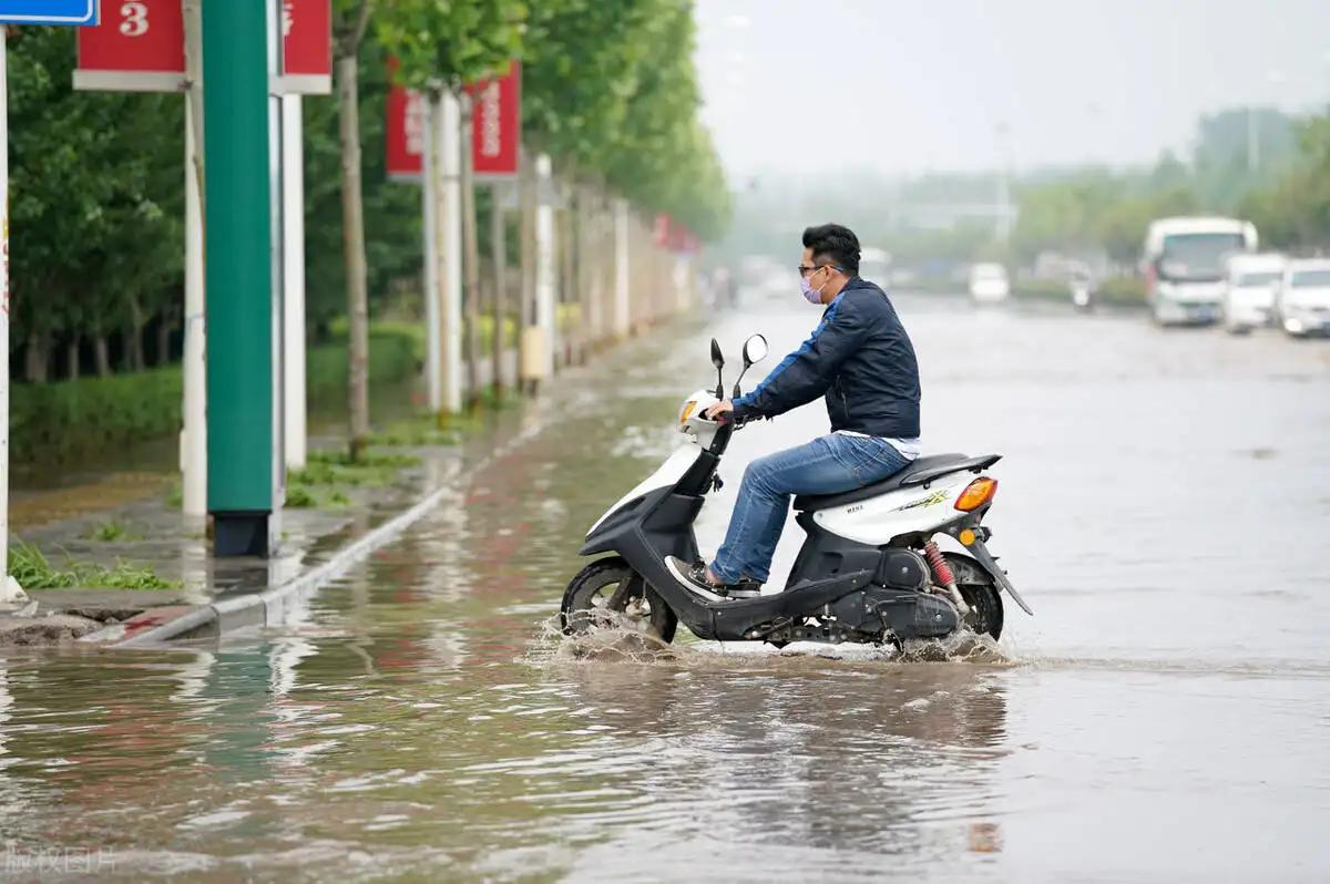 暴雨电动车骑行,暴雨天气电瓶车淋雨怕坏吗