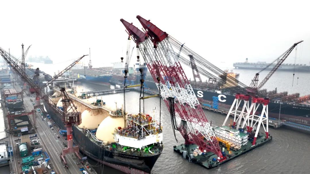 1300吨模块吊装！“格里亚”轮再气化模块“安家落户”！