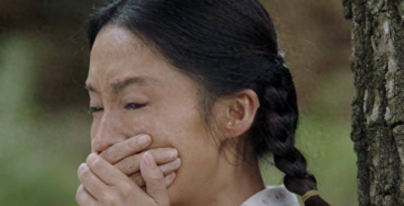 干瘪黑瘦，一口假牙，这就能演“村花”？观众表示越看越觉得假