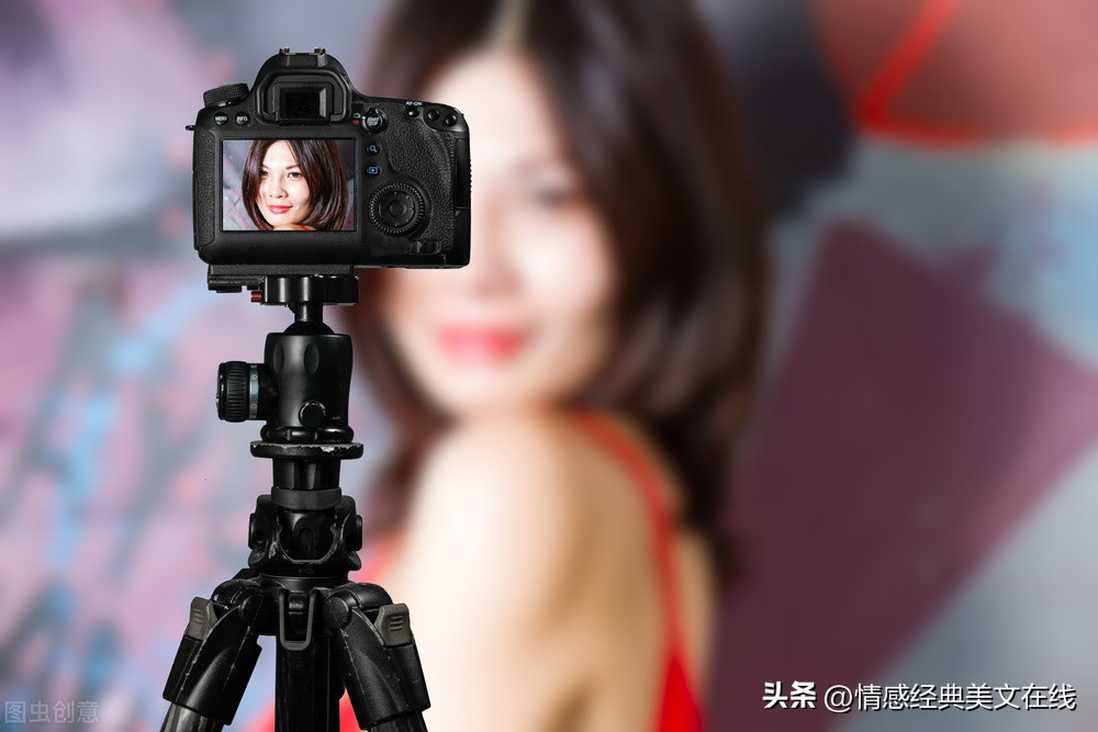 女邻居去爬山，她扭伤了脚踝，我把她背回家后，她向我示好了