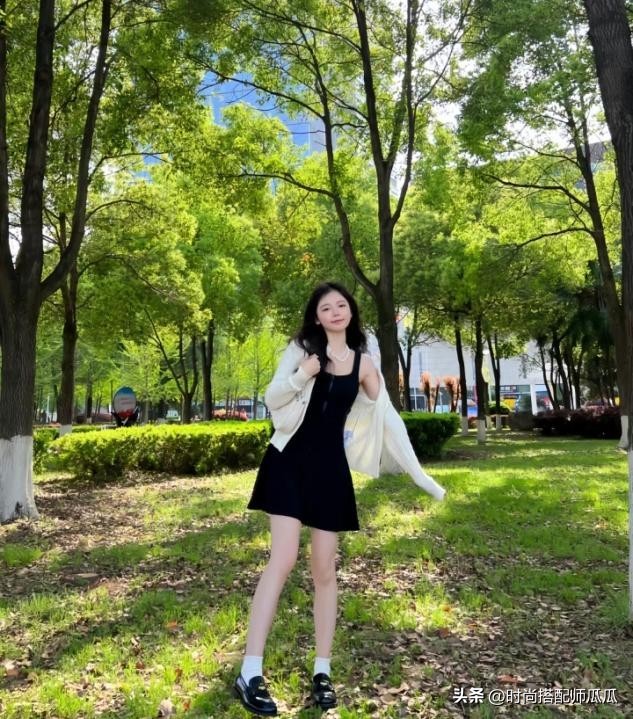 扔掉你的小白鞋吧,过时了!满街都是“乐福鞋+短袜”,特洋气