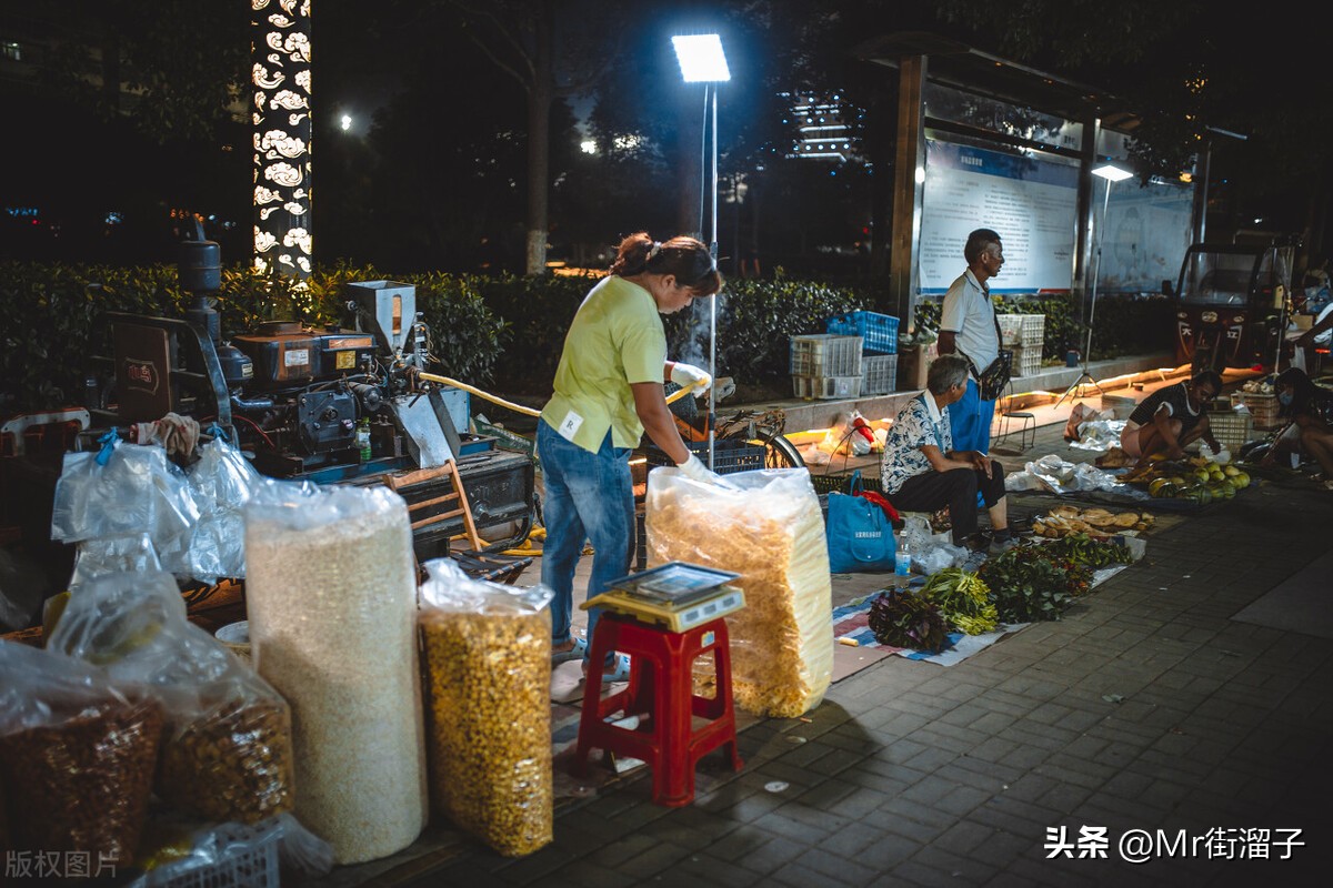 摆摊卖饭团生意真的很火吗,摆地摊卖饭团女生崩溃痛哭