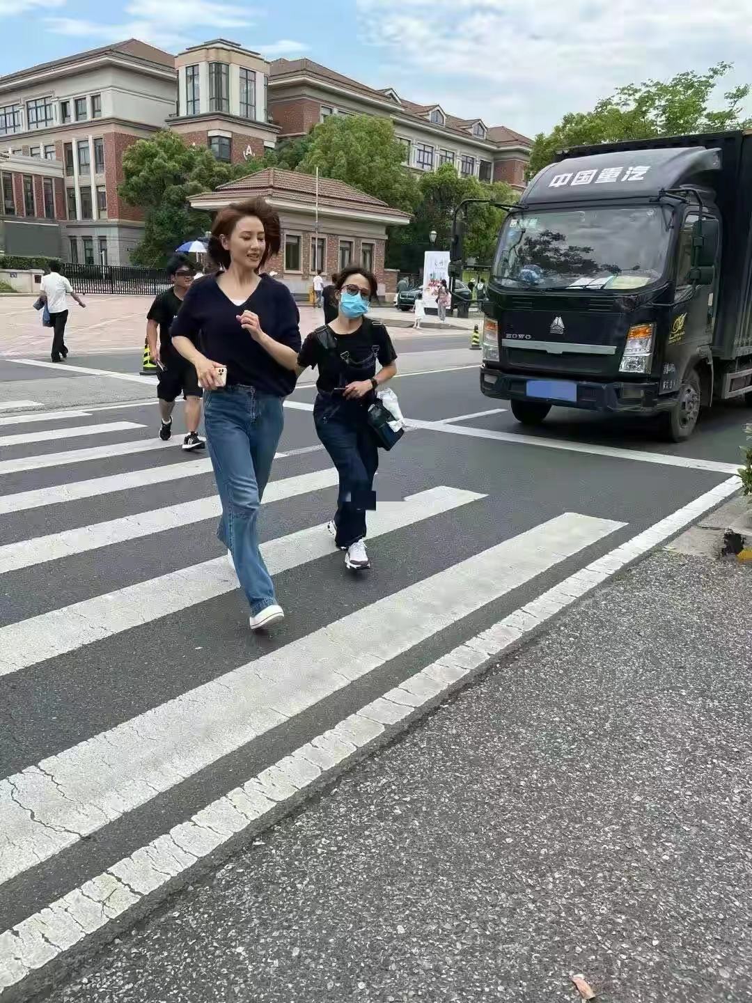 高圆圆最新近照穿黄色复古裙,高圆圆穿白色吊带背心气质甜美