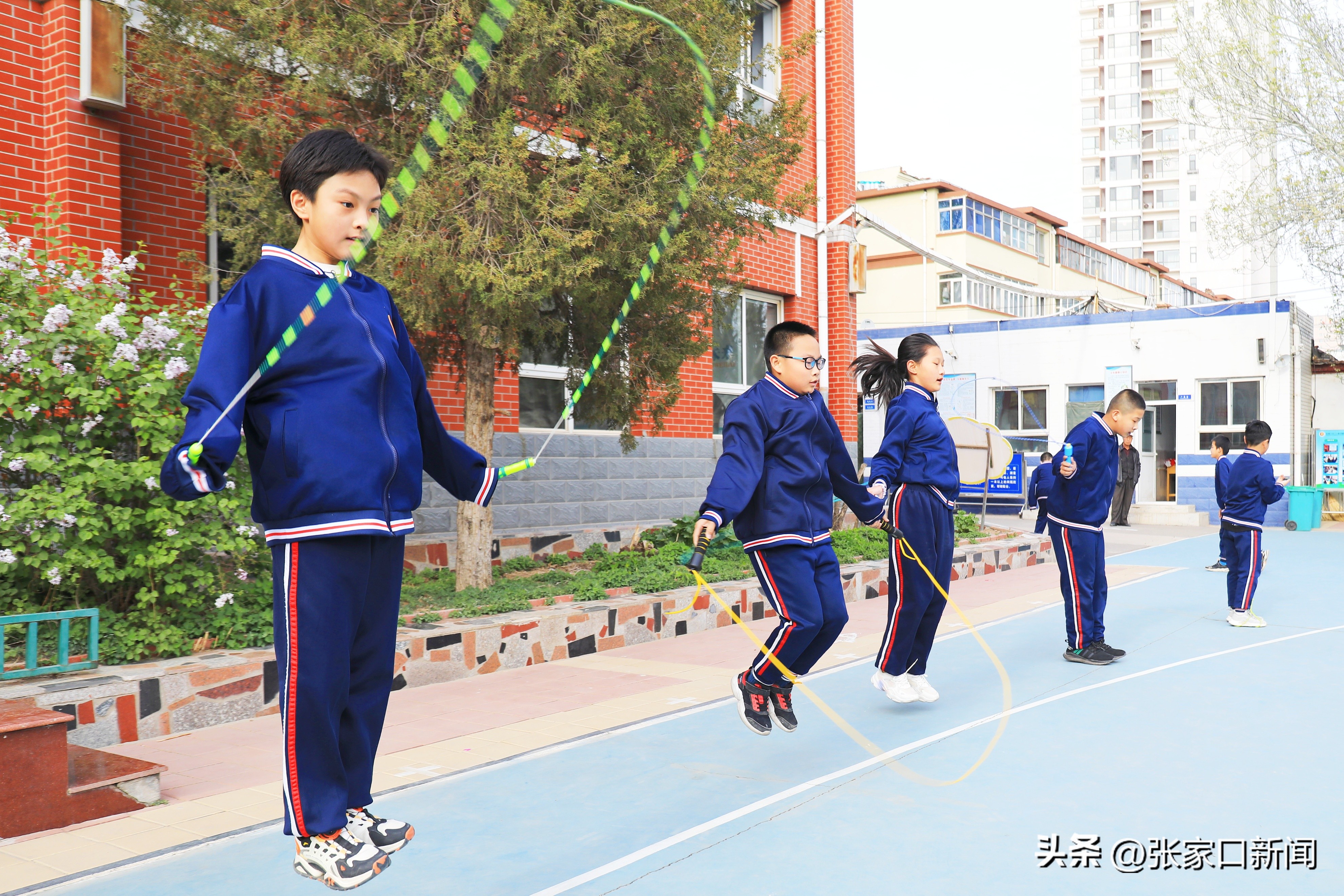 多彩大课间视频跳绳,多彩课间操场活动视频