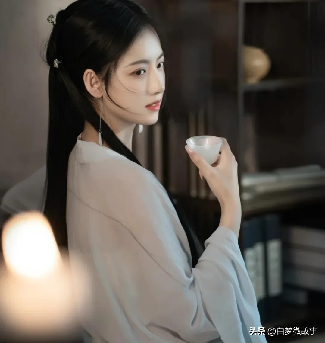 三嫁，她顶着克夫的恶名，嫁给同样克妻，并从心底里看轻她的富商