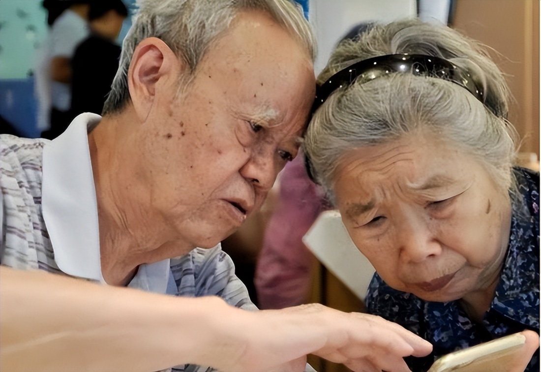 为什么人老了后容易出现老人味,人老为什么有老年味