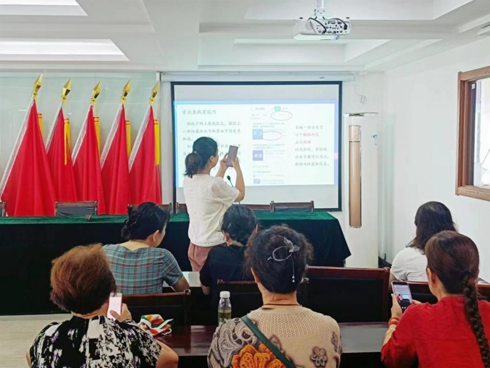 让老年人一起来“5G冲浪”，麒麟门社区开展APP教学活动