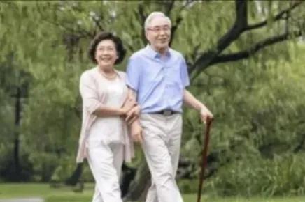 皱纹就是岁月的见证,头上的白发与脸上的皱纹都是岁月