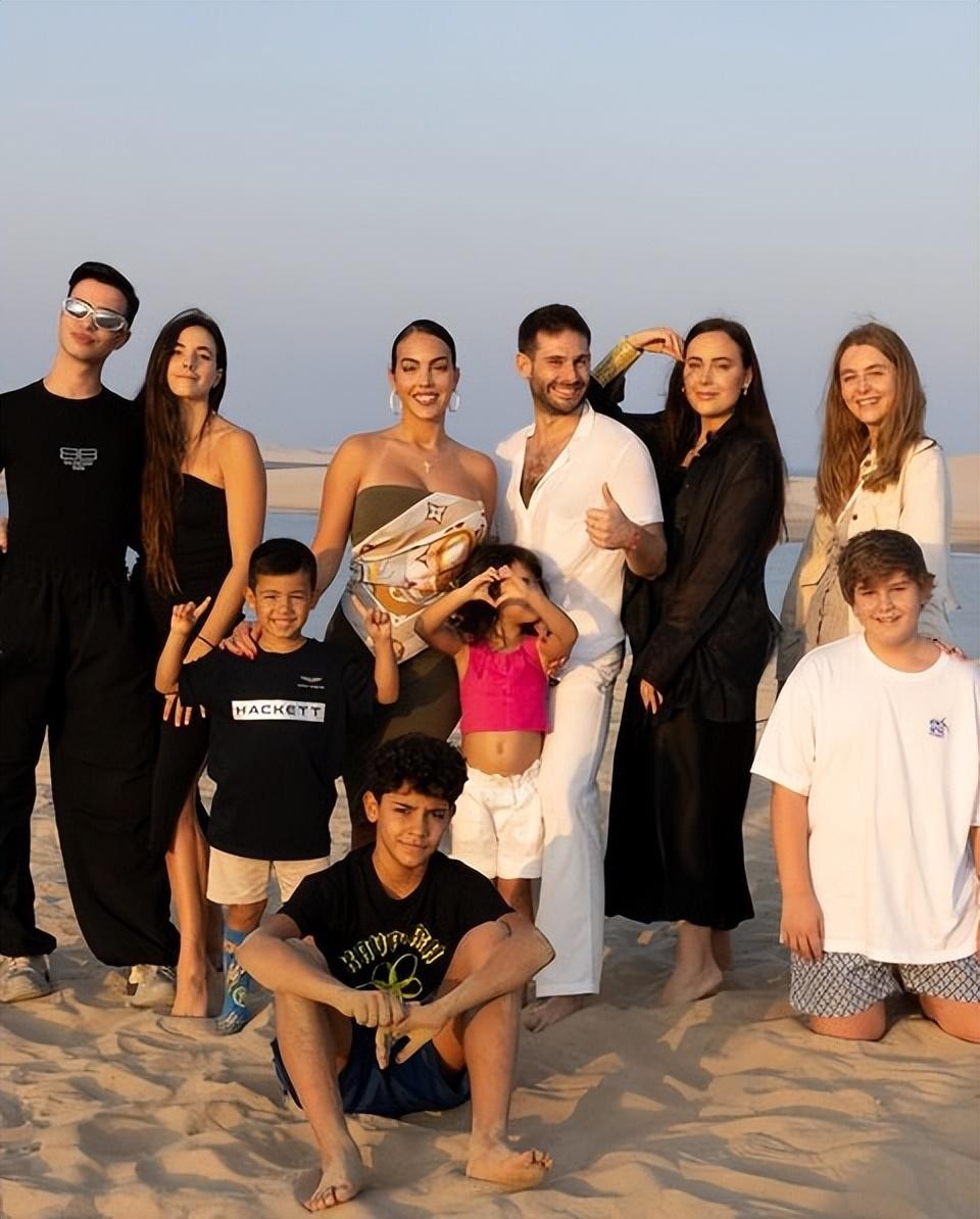 c罗的未婚妻子,c罗女友戴500万婚戒