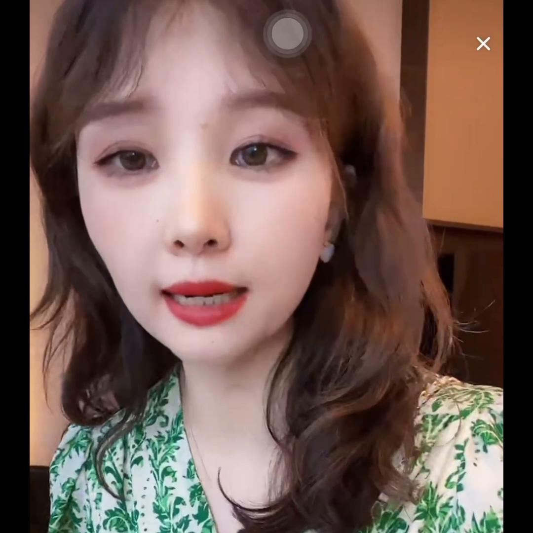 法式v领碎花连衣裙气质收腰,法式v领雪纺碎花短款连衣裙