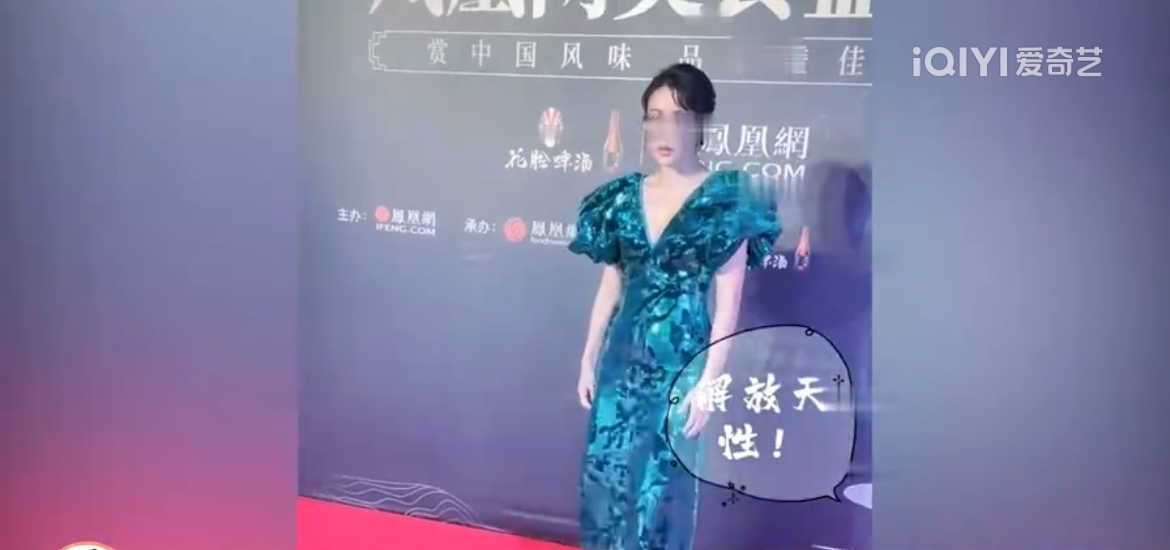 泫雅现场黑色吊带裙,女明星泫雅穿着蝴蝶吊带裙