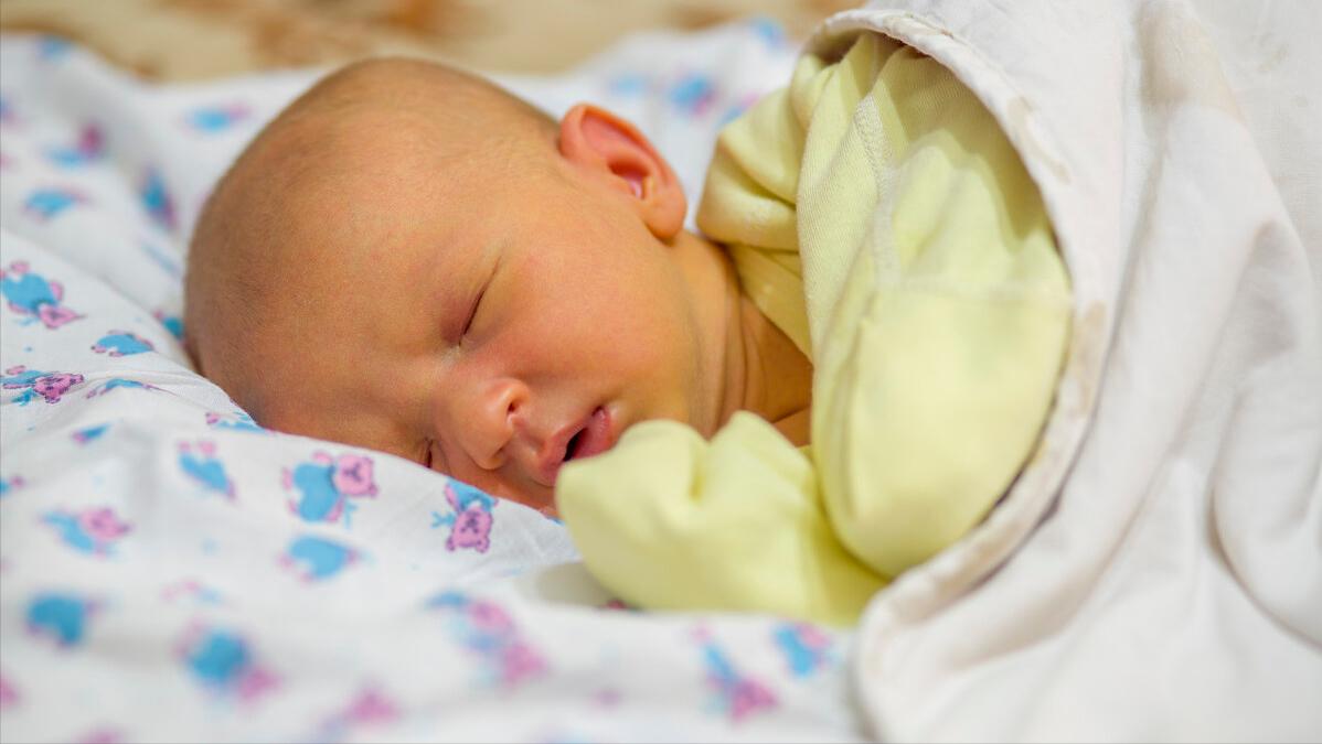 宝宝出生三天了面色发黄,新生儿出生三天皮肤发黄